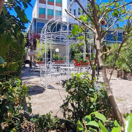 Promenade Simple Con Piscina 米兰马瑞提那