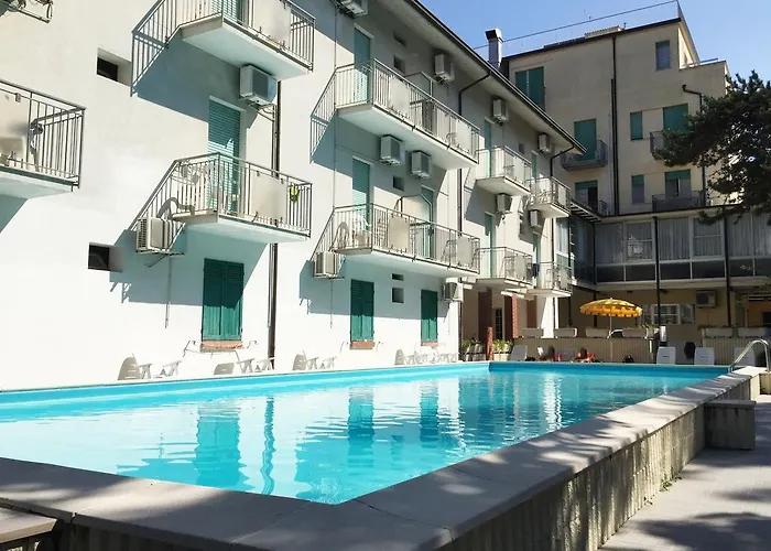 Promenade Simple Con Piscina 3* 米兰马瑞提那