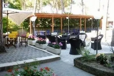 Promenade Simple Con Piscina מלון