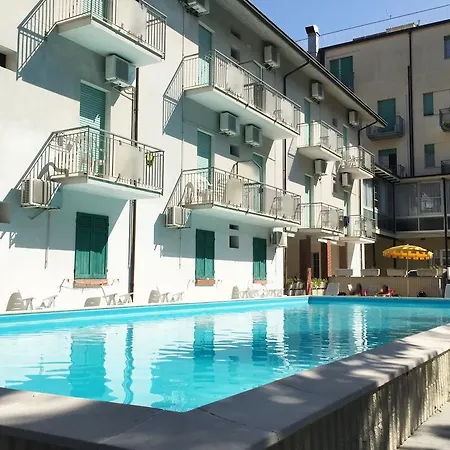 Promenade Simple Con Piscina 3* מילאנו מריטימה