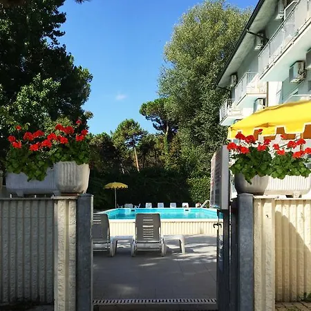 Promenade Simple Con Piscina Hotel 3*