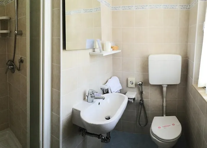 فندق Promenade Simple Con Piscina 3*