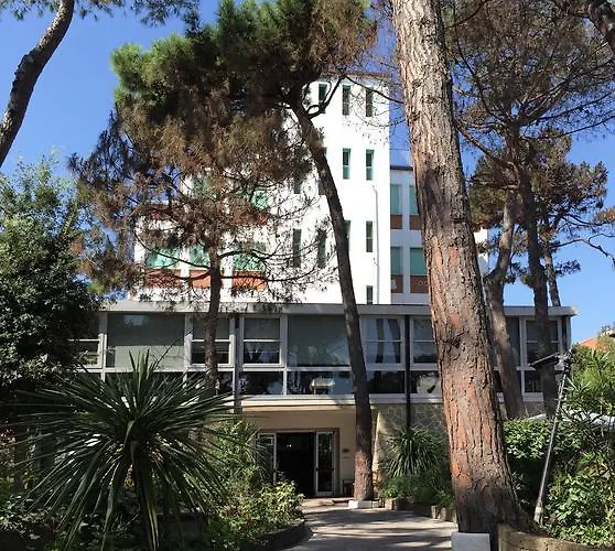 فندق Promenade Simple Con Piscina 3*